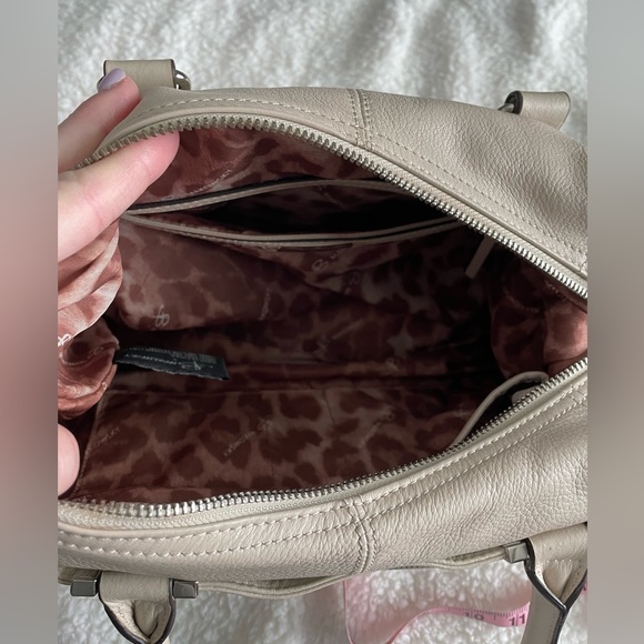 LC: ⭐️HP⭐️ B. Makowsky Leather White Cream Purse with Animal Print Inside - Picture 6 of 15